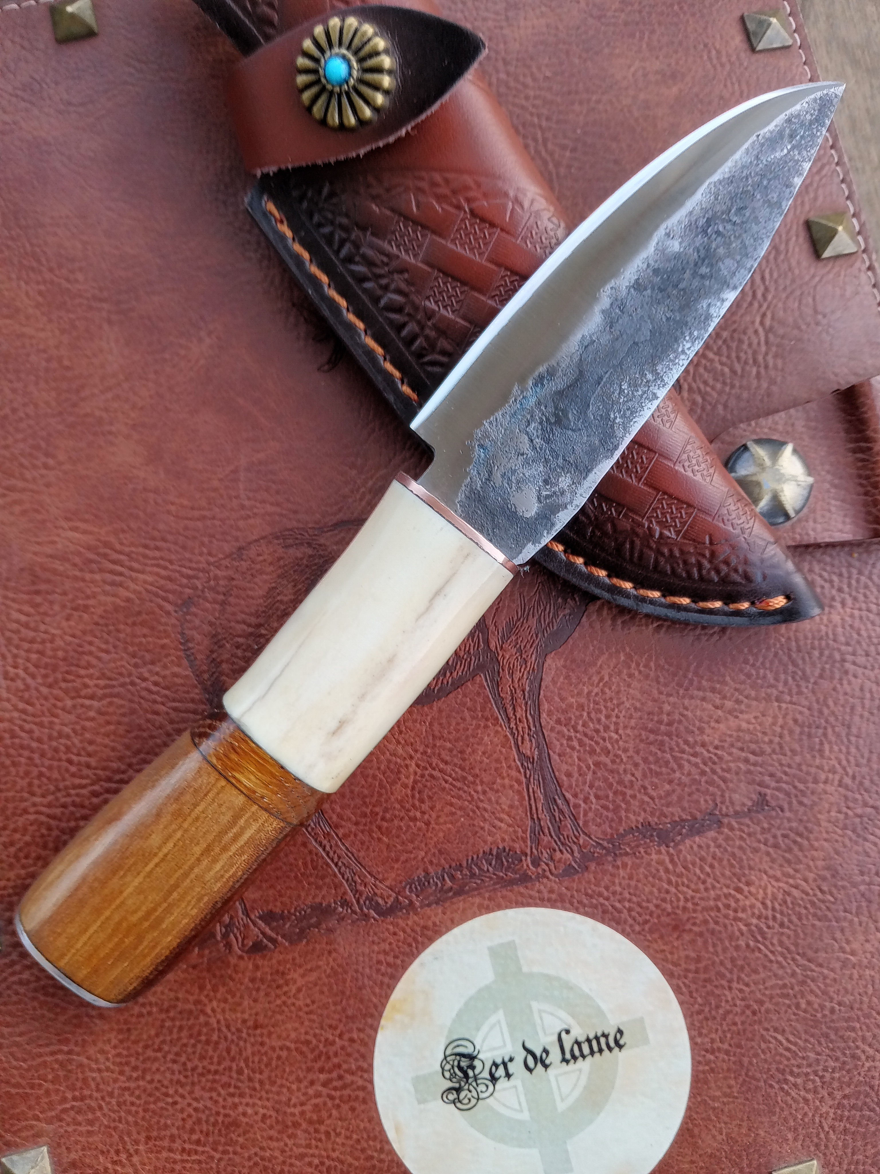 Utilitaire robuste à soie traversante avec étui.