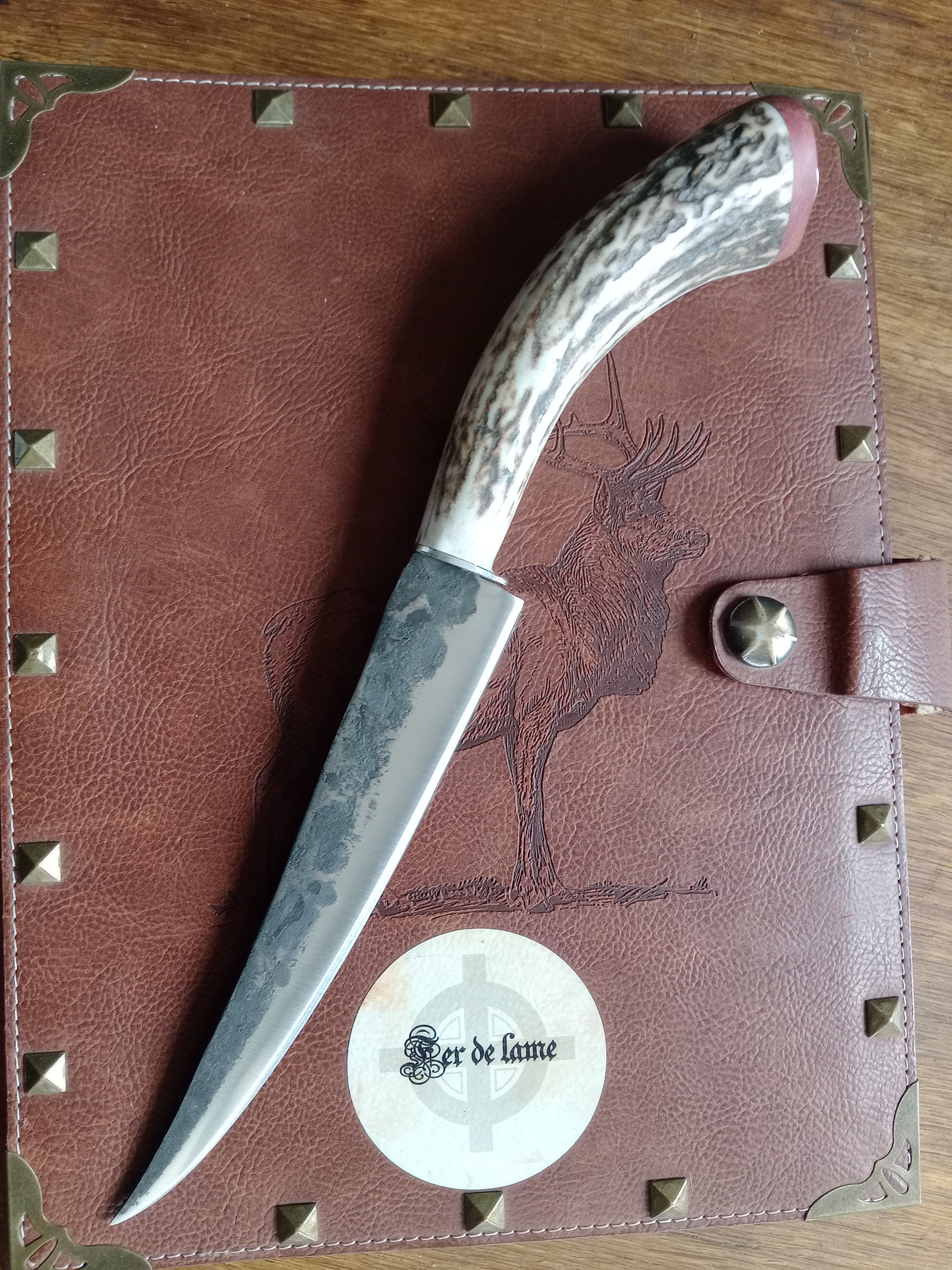 Grand couteau courbé à soie traversante