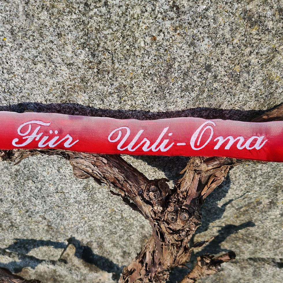 Miniaturbild: Band mit Schriftzug "Für unsere Oma"