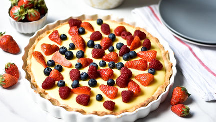 Tart s pudingom od vanilije i bobičastim svježim voćem