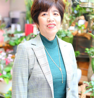 オンラインヨガを受講した生徒さんの声を紹介するための写真。笑顔の女性が写っている。