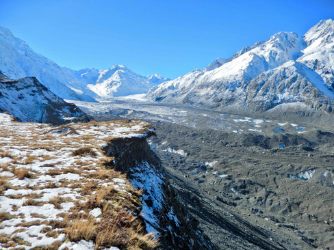 Lodowiec Haupapa Tasman Glacier wraz z otaczającymi go pokrytymi śniegiem górami ze szlaku trekkingowego Ball Hut Route w Parku Narodowym Aoraki Mt Cook National Park w Canterbury na południowej wyspie Nowej Zelandii