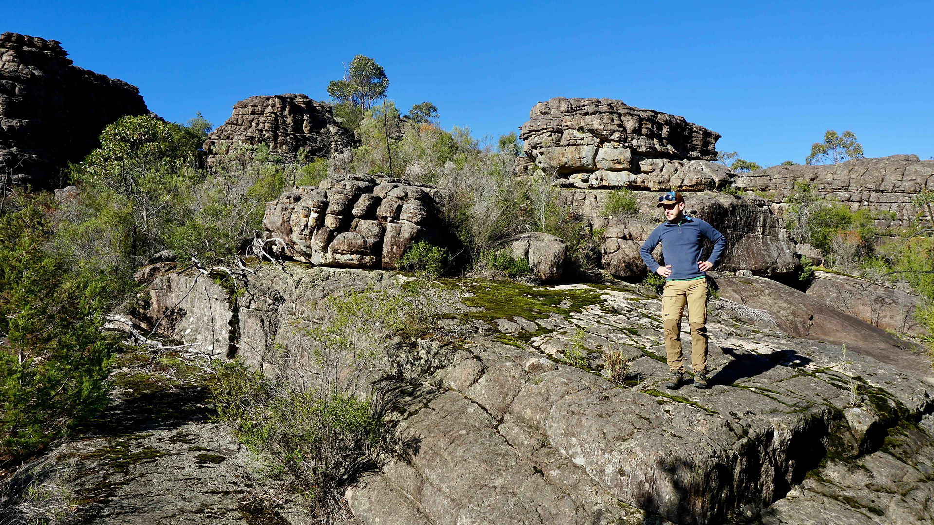 Turysta stojący wśród skalnego krajobrazu parku narodowego grampians national park w stanie wiktoria w Australii