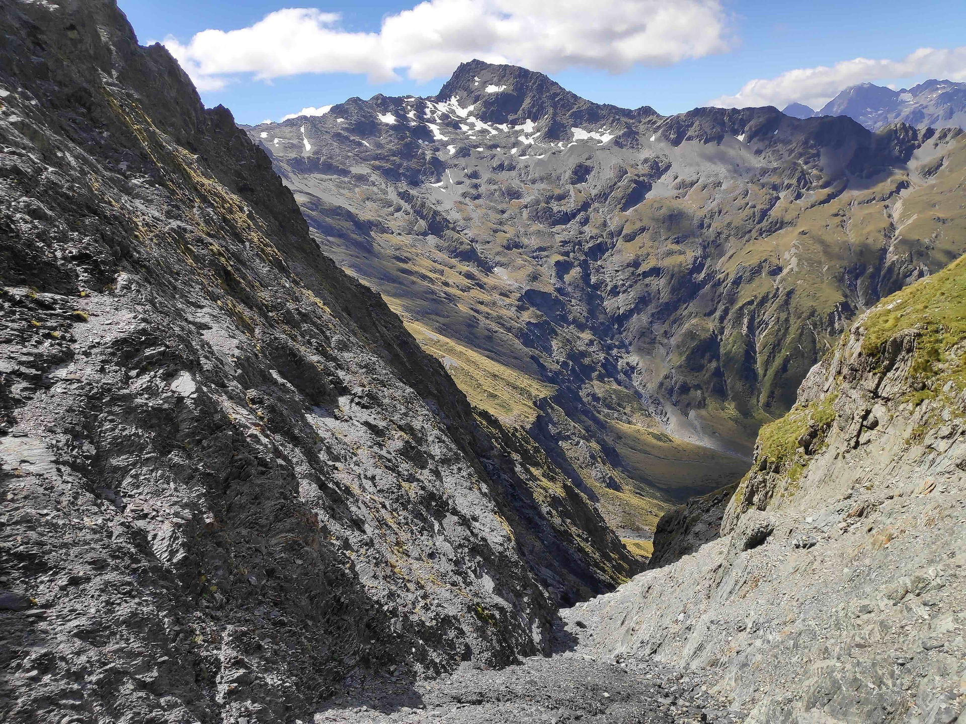 Podejście na przełęcz Gunsight Pass w Alpach Południowych w okolicy Lake Ohau w Canterbury na południowej wyspie Nowej Zelandii