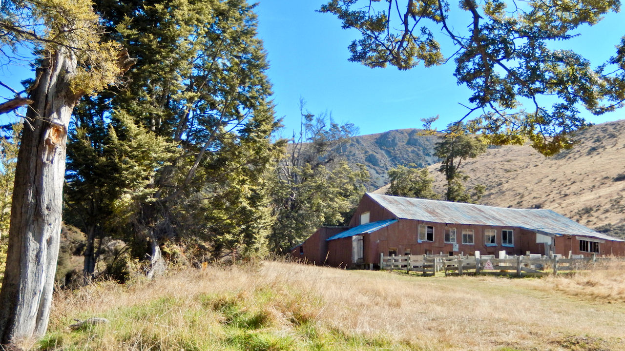 Budynek Quailburn Woolshed nieopodal Lake Ohau na szlaku Alps 2 Ocean A2O w Canterbury na południowej wyspie nowej zelandii