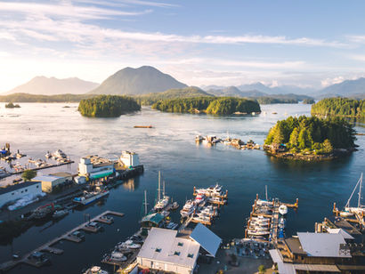 Port w Tofino i widok na otaczające góry i lasy