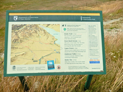 Znak z mapą szlaku pieszego i rowerowego Dusky Trail w okolicach Twizel w Canterbury na południowej wyspie Nowej Zelandii