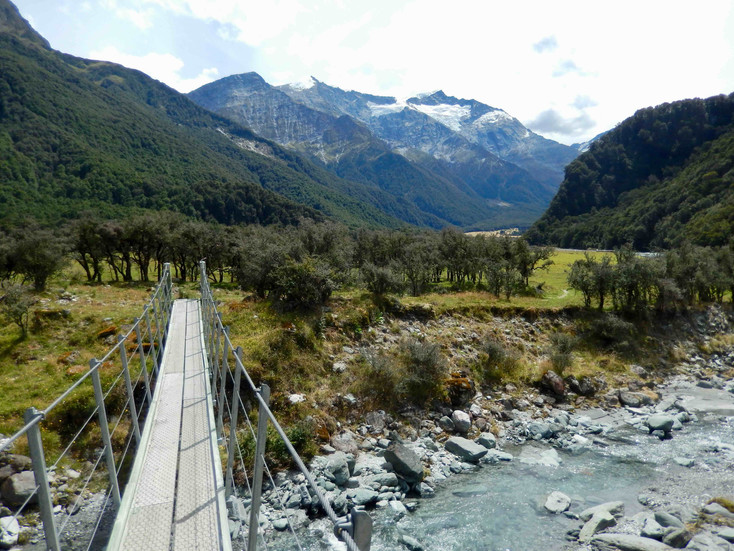 Dolina Matukituki Valley na szlaku trekkingowym do schroniska Liverpool Hut w Parku Narodowym Mount Aspiring National Park w Otago na południowej wyspie Nowej Zelandii
