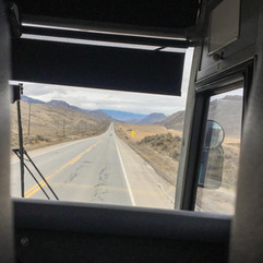 Widok z autobusu na rzekę i dolinę w dystrykcie Thompson-Nicola w Kolumbii Brytyjskiej