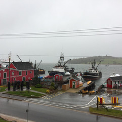 Zabudowania portu i statki rybackie w miejscowości Lunenburg w Nowej Szkocji