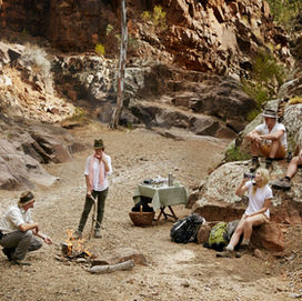 Grupa turystów na szlaku w Australii w trakcie przerwy