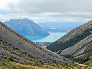 Widok ze zboczy górskich na górę Ben Ohau i jezioro Lake Ohau w pobliżu Twizel w Alpach południowych w Canterbury na południowej wyspie Nowej Zelandii