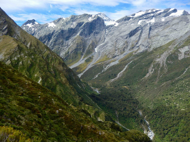 Widok z gór na dolinę Matukituki Valley na szlaku trekkingowym do schroniska Liverpool Hut w Parku Narodowym Mount Aspiring National Park w Otago na południowej wyspie Nowej Zelandii