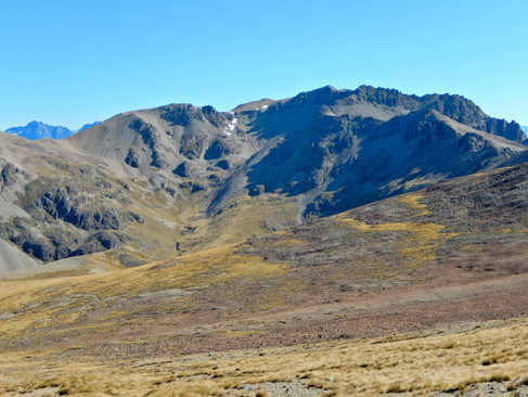 Góra Mt Sutton górująca nad stawem górskim Dumb-bell Lake w Alpach południowych w Canterbury na południowej wyspie Nowej Zelandii w okolicy Lake Ohau i miejscowości Twizel
