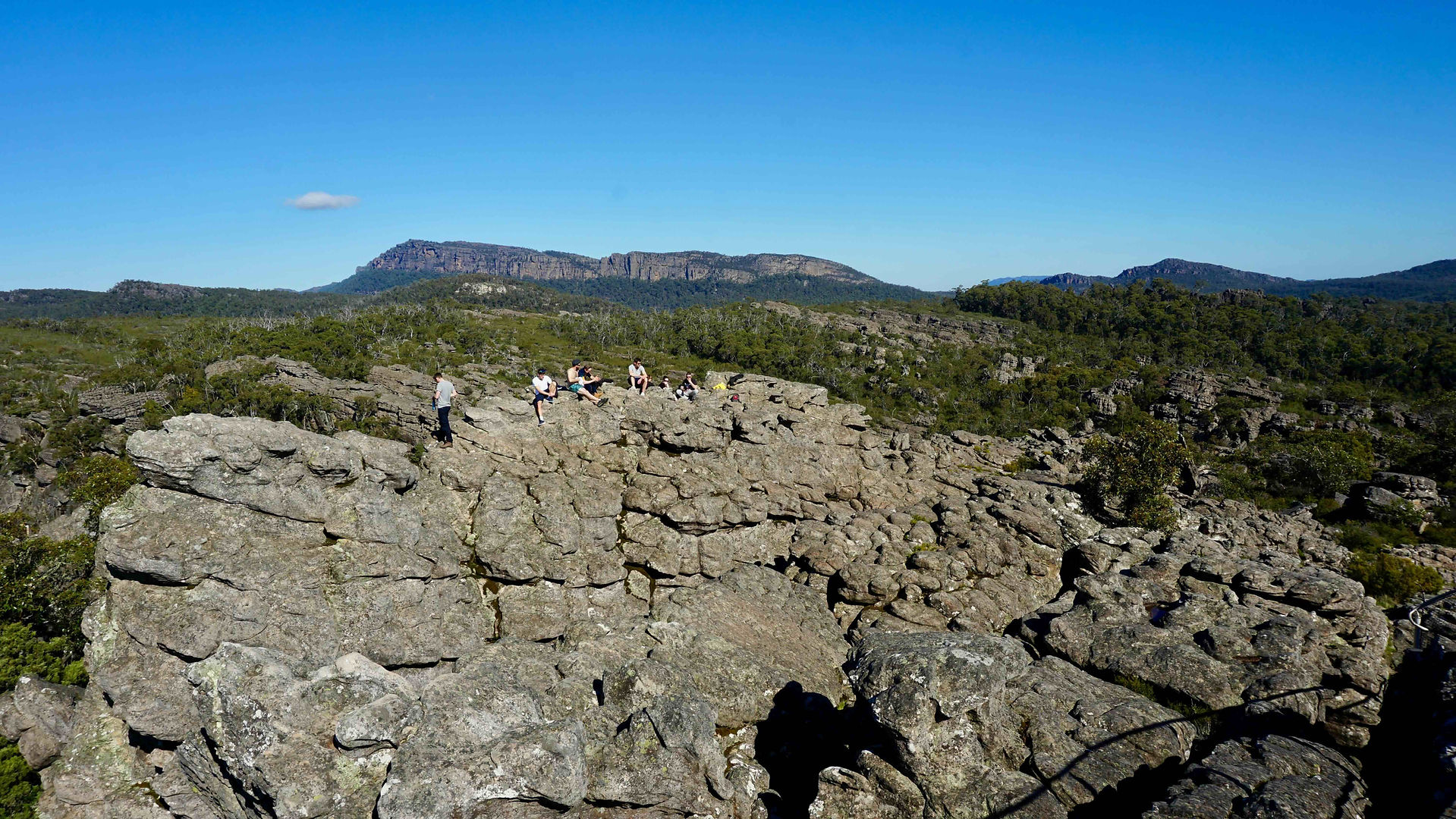 Odpoczywający turyści na skałach gór the grampians w Parku Narodowym w stanie Wiktorii w Australii