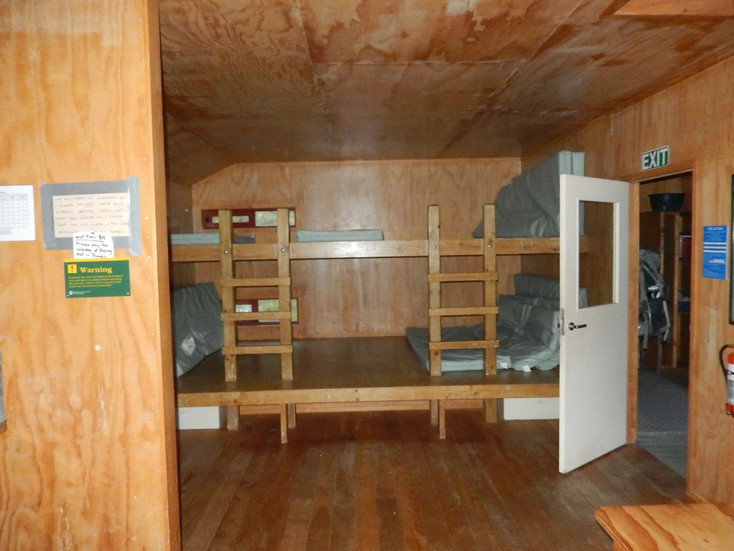 Sypialnia w schronisku górskim Liverpool Hut w Parku Narodowym Mount Aspiring National Park w Otago na południowej wyspie Nowej Zelandii
