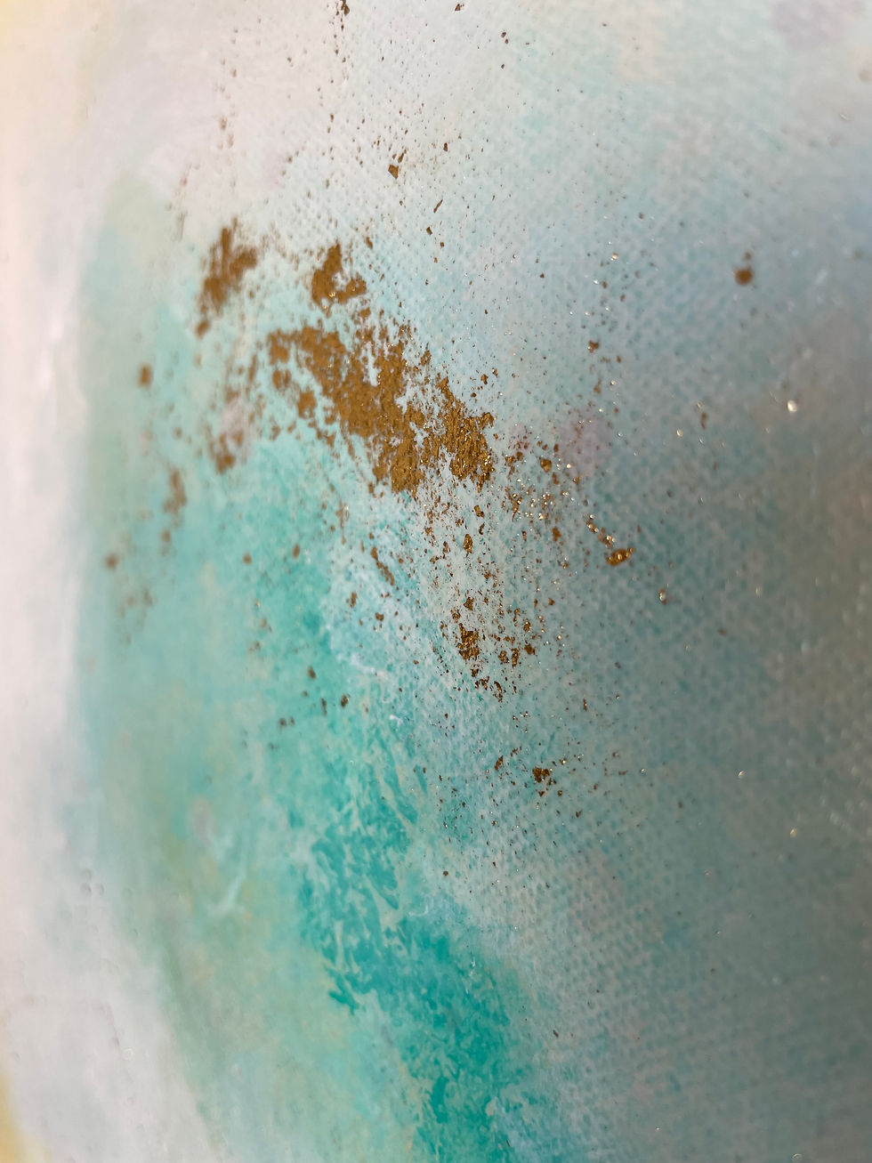 תמונה ממוזערת: Close-up of New Light with turquoise and shimmer – תקריב של נגיעות טורקיז ונצנוץ מוזהב