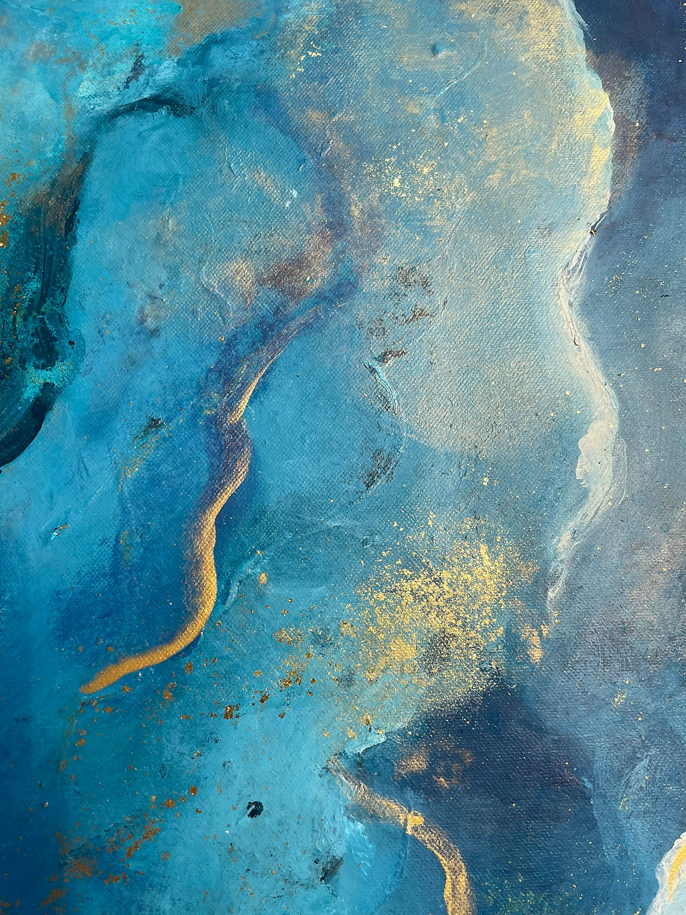 Thumbnail: Midnight blue and misty highlights – כחול כהה עם נגיעות ערפליות