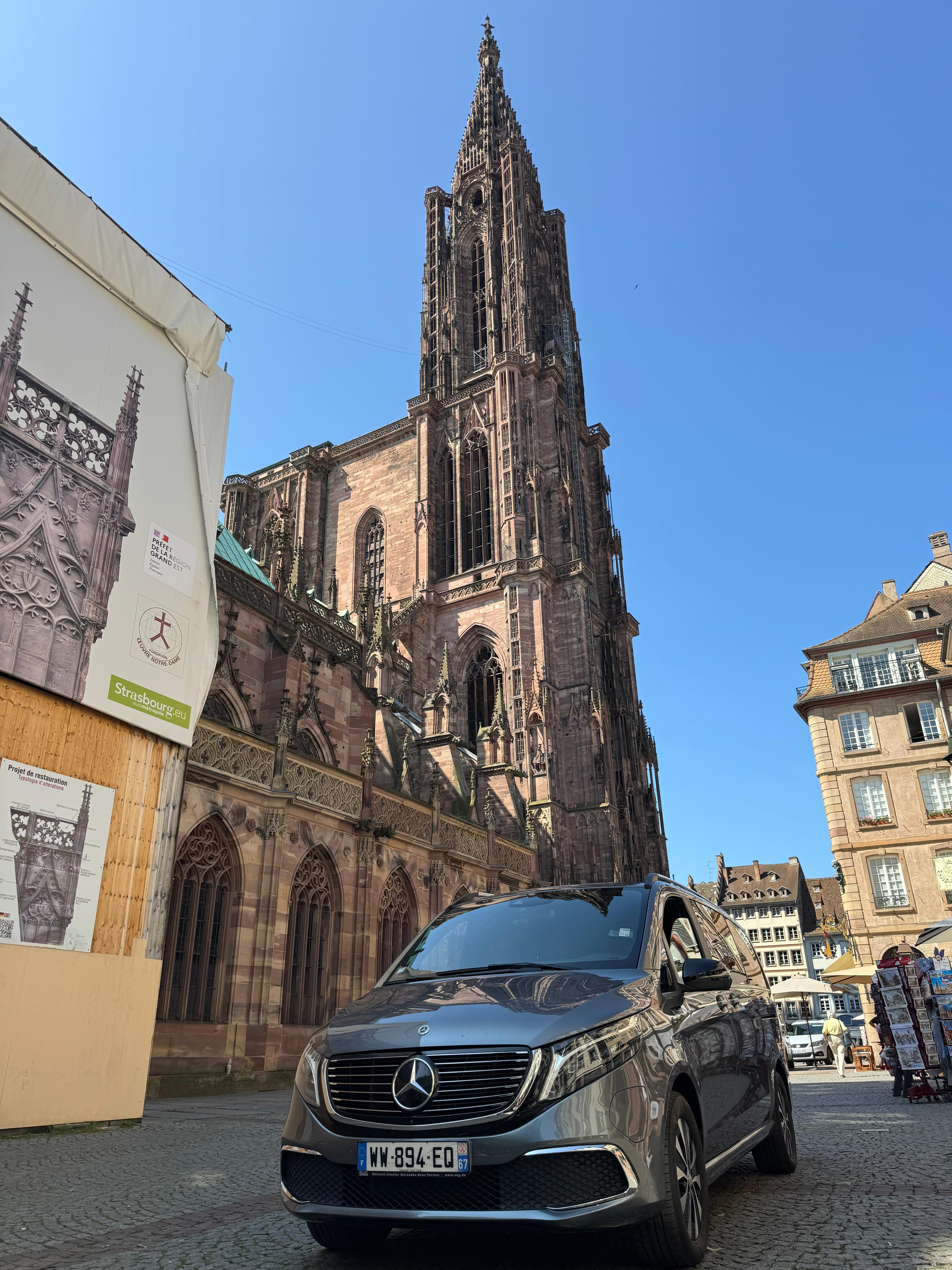 Van Mercedes Ghost Driver photographié devant la cathédrale de Strasbourg