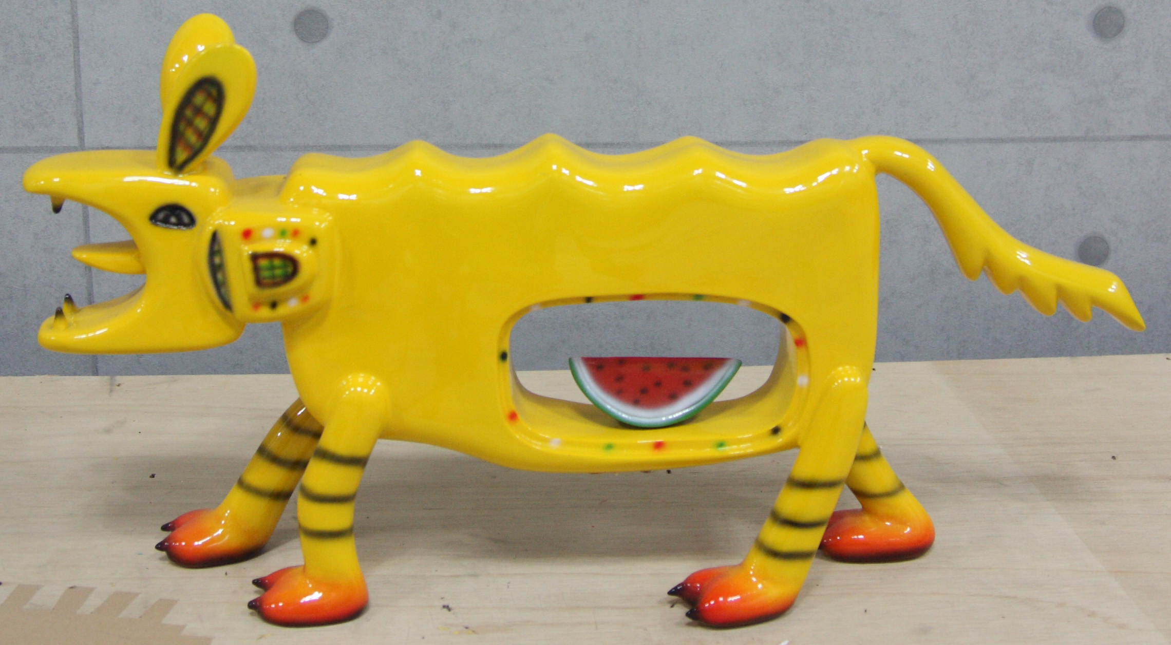 2011-hyena--white-yellow-size--60x40-x20cm-painting-on-FRP--(2)