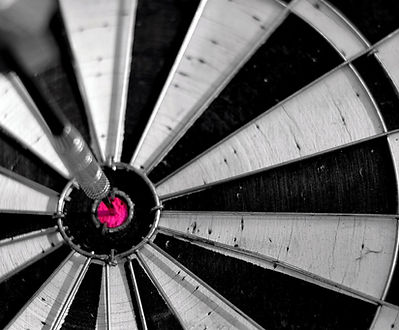 foto-dartbord-met-pijl-of-flight-in-bullseye-hd-darten-wallpaper-achtergrond.jpg