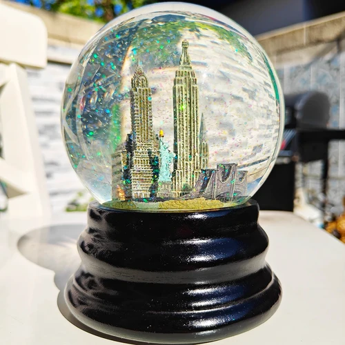 Saks Fifth Avenue New York City Musical Snow Globe Decoration Gift