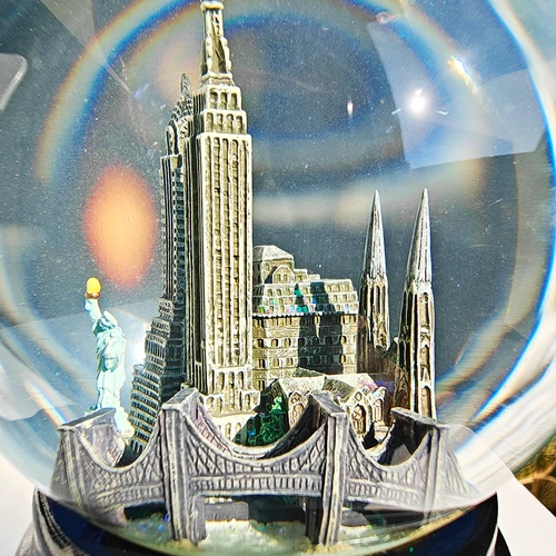 Saks Fifth Avenue New York City Musical Snow Globe Decoration Gift