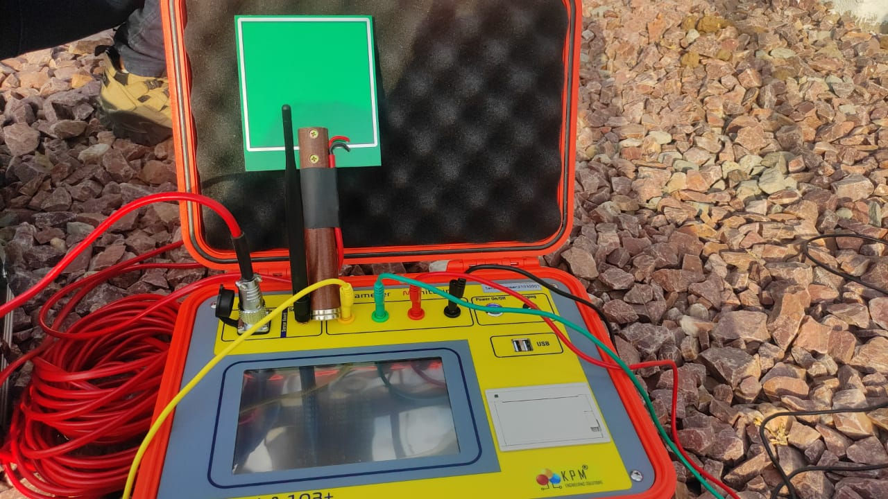 KPM LA103+ with EM Antenna , MOA Tester / Surge Arrester Tester / Lightning Arrester Tester / 3rd Harmonic current tester )