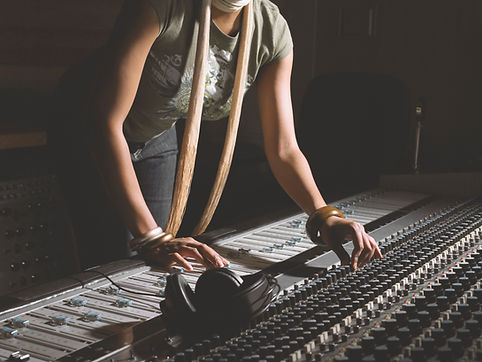 Donna che lavora a Mixing Console