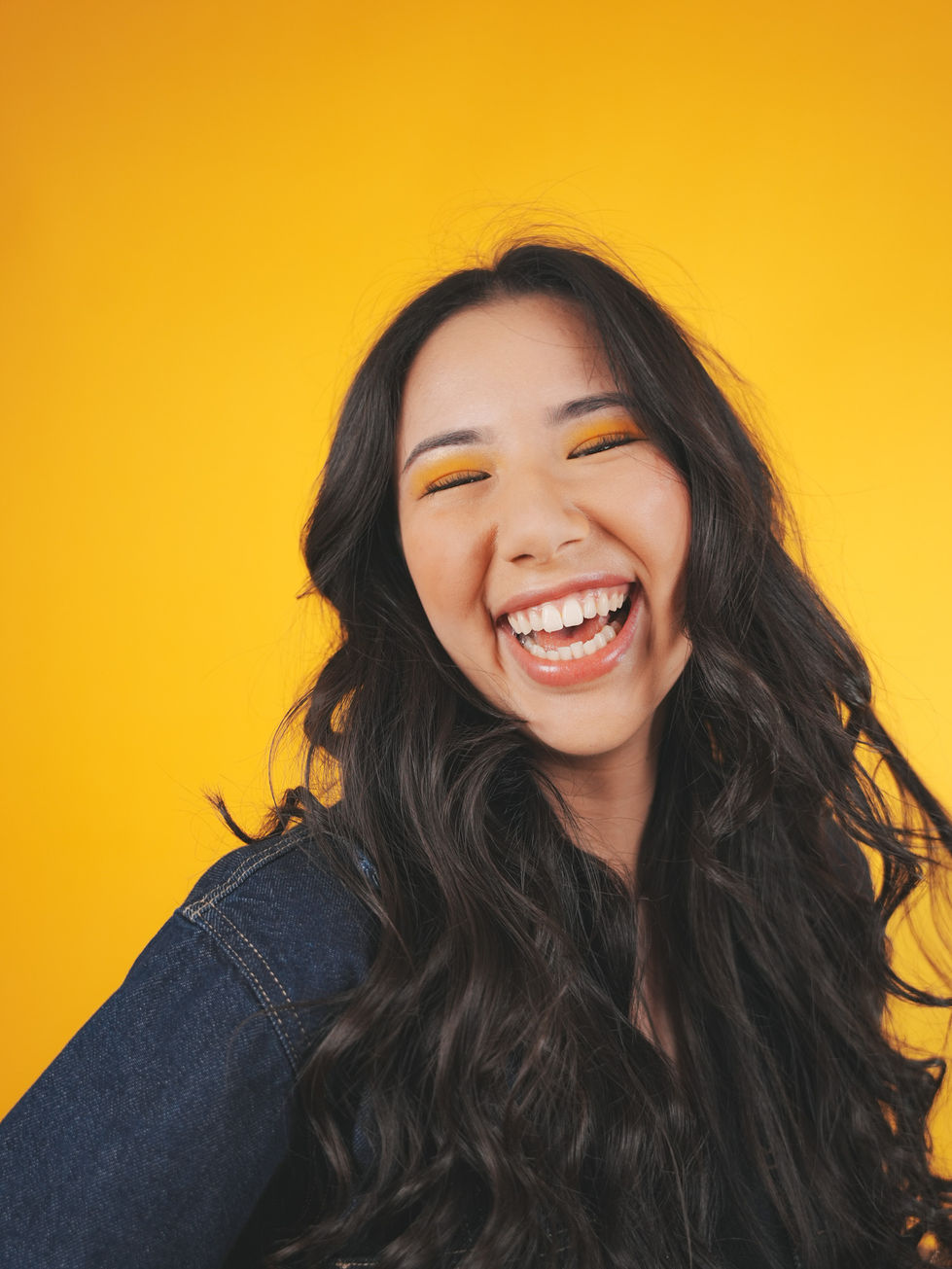 Photo campagne publicitaire Aurlom, portrait d'étudiante sur fond coloré pop jaune.