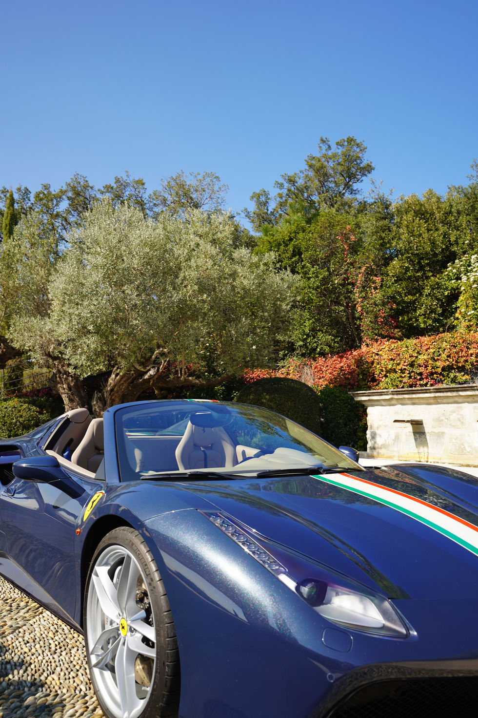 Une ferrari à saint-tropez avec la nature autour pour la promotion d'une propriété immobilière dans le sud de la France.