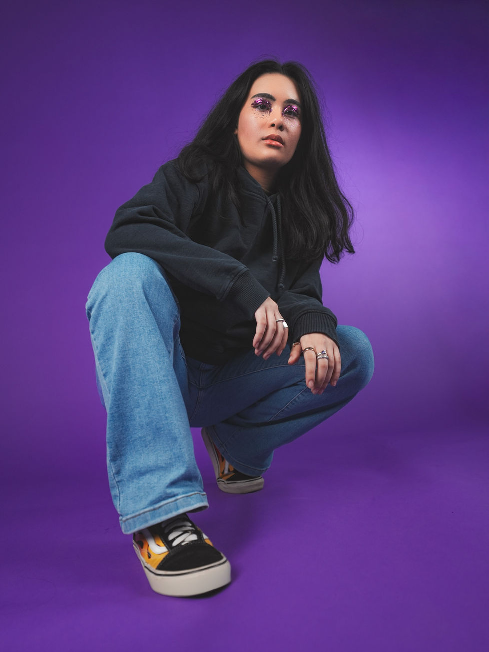 Égérie étudiante Aurlom style prêt-à-porté e-commerce style pop en studio.