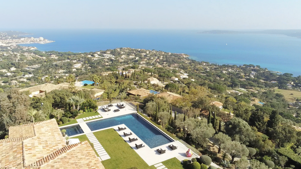 Vue panoramique en drone sur la mer Méditerranée au dessus d'une villa de luxe en France.