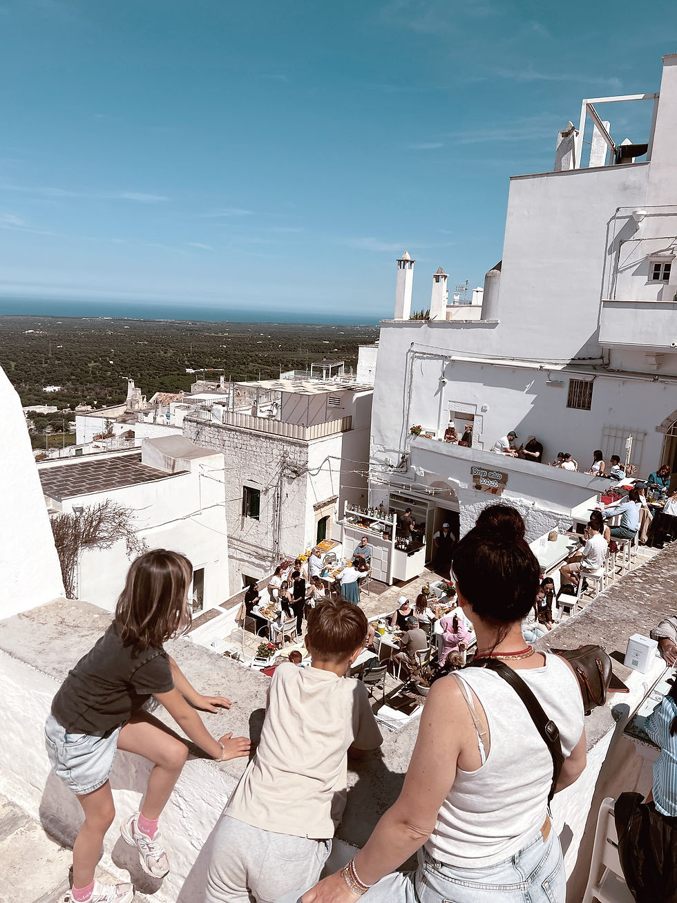 Dit was zo gezellig! Er stonden op iedere ‘verdieping’ tafels en stoelen. Jong en oud zat te kletsen, lekker rumoerig op z’n Italiaans. Heerlijk eten! Je ziet de zee op de achtergrond. Wat een prachtige zaterdag was dit.
