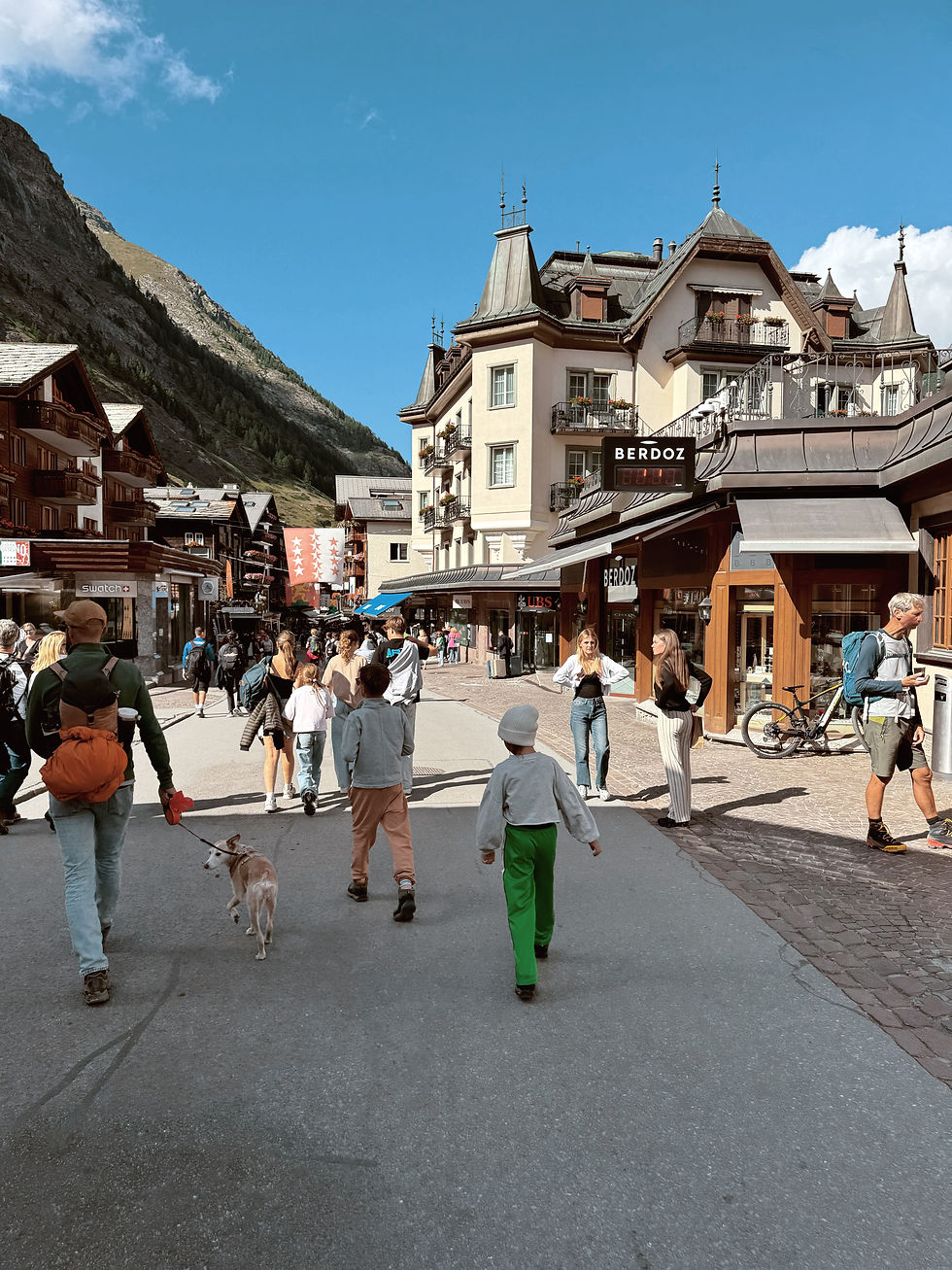 Je geloofd het bijna niet! Er zit een mc Donald in Zermatt en dat is eigenlijk het enige betaalbare eten.. dus we gaan heerlijk zitten, kids helemaal blij! Bij de camper krijgen ze nog een kommetje zelfgemaakte tomatensoep wat ze beloven op te eten.. Wat een dag!