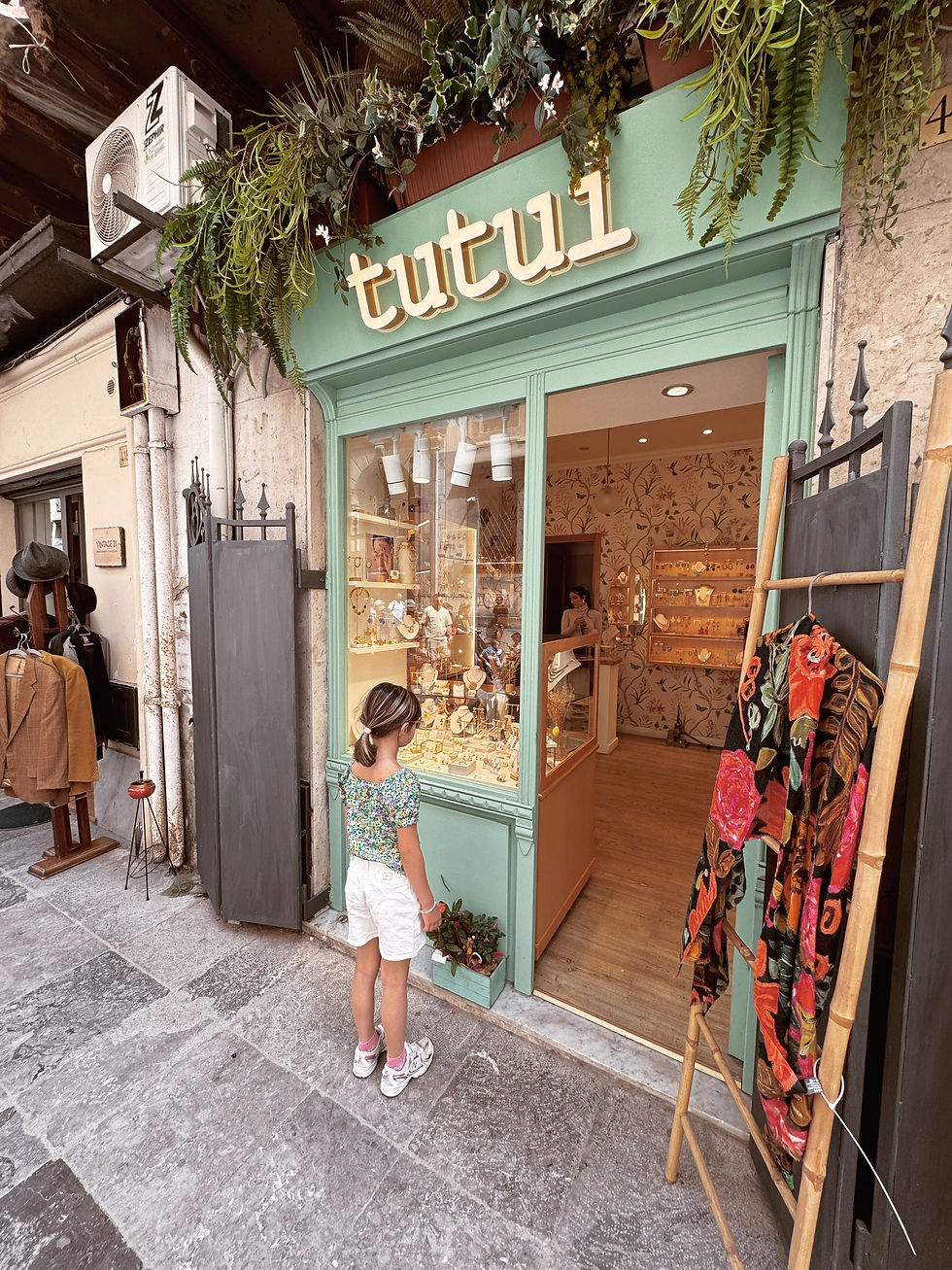 Mooie boetiekjes. Kiek zoekt oorbellen.