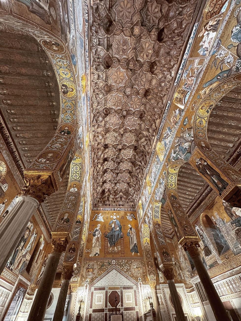 Het houten plafond in het midden..