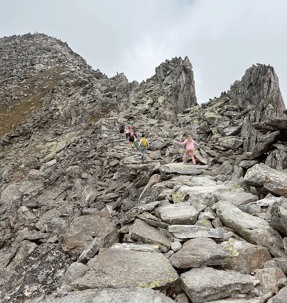 We beginnen aan de klim, de volwassenen tussendoor want af en toe moet er een hand gegeven worden om omhoog te komen.