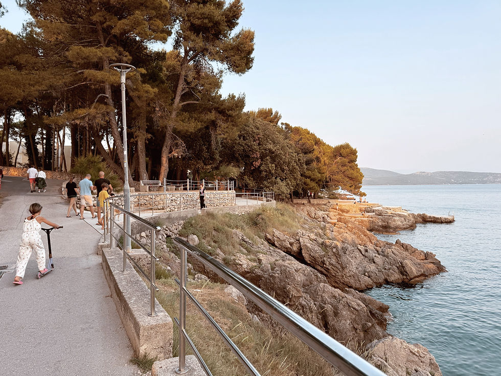 Dit pad blijft maar doorgaan.. zo fijn! Veel fietsers ook. Je kunt de hele kust rondfietsen.