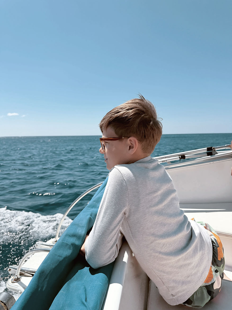 Hij zit zo te genieten!