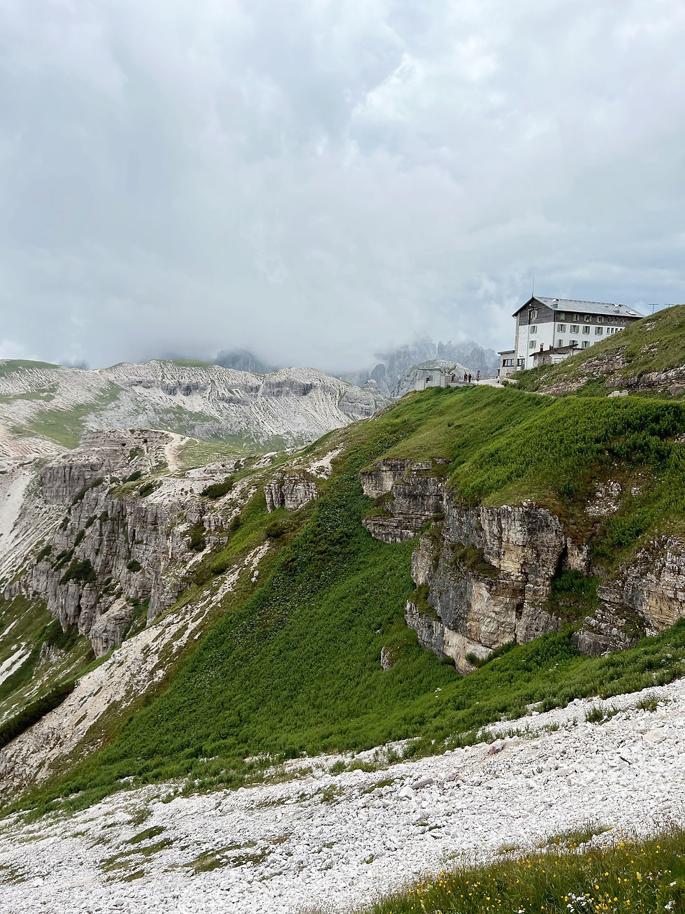 En ja hoor. Hier is de Rifugio Auronzo weer. We zijn net op tijd voor de regen. We stappen droog in de camper en rijden naar de volgende camping Sass Dlacia.