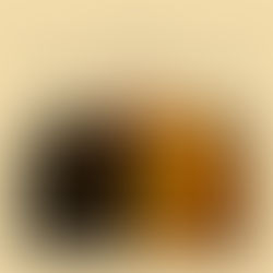 Žena stojící na prahu mezi světlem a temnotou.