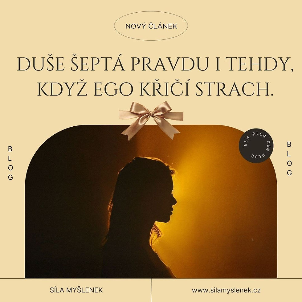 Žena stojící na prahu mezi světlem a temnotou.