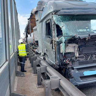 Autobahn A1 - LKW gegen Leitblanke (T2)