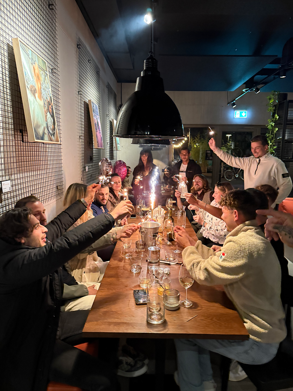 Feier im Incline, Menschen welche mit Cocktails und Wein anstossen, Anlass