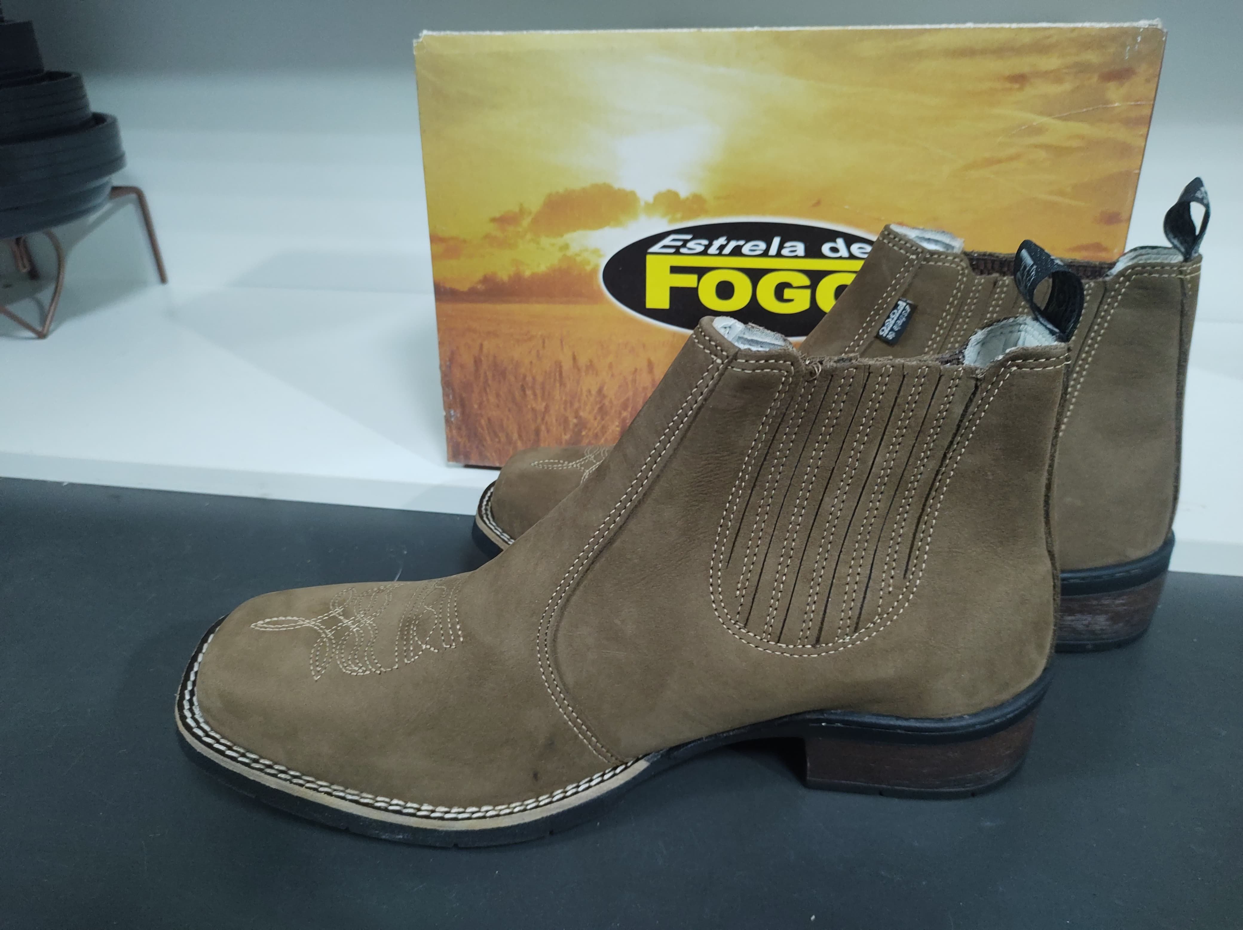 Bota EF Cowboy – Elástico Coberto com Relevo Nobuck Oliva