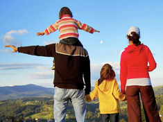 Imagen inicial (familia en montaña) Familia caminando en sendero de montaña en Boquete durante sus vacaciones Parque Biblioteca Boquete Áreas verdes y senderos del Parque Biblioteca Boquete con familias disfrutando de la naturaleza Faro Panamá Vista del Faro Panamá en Alto Boquete con juegos infantiles y paisajes montañosos Ecoparque Cerro La Cruz Familias disfrutando de juegos y miradores en el Ecoparque Cerro La Cruz en Boquete Sendero Pipeline Cascada rodeada de bosque nuboso en el Sendero Pipeline de Boquete Tour de Abejas y Mariposas Familia observando mariposas y aprendiendo sobre polinizadores en Boquete Hotel Valle del Río Jardines y áreas de juego familiares en el Hotel Valle del Río en Boquete junto al río Restaurante The River Familia disfrutando de un almuerzo en The River Restaurant del Hotel Valle del Río con vista al río