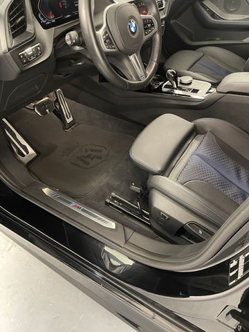 Foto van het propere interieur van een wagen