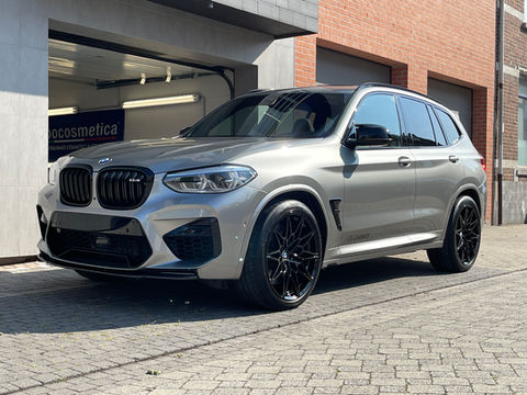voor en zijaanzicht van een grijze BMW
