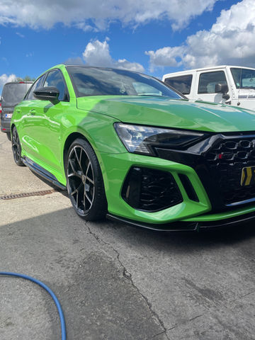 zijaanzicht van een fel groene Audi